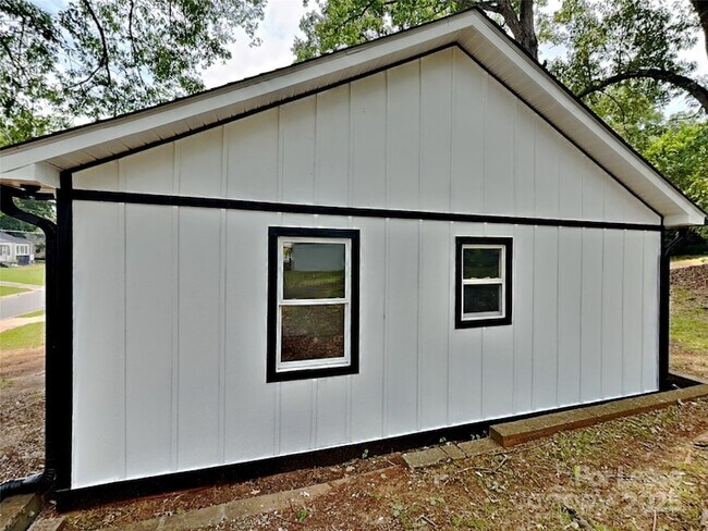 Building Photo - 2633 Brentwood Pl