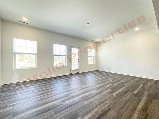 Building Photo - Brand New 3 Story 4 bedroom, 3.5 bathroom ...