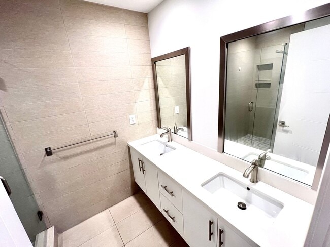 Building Photo - Santa Monica - Luxury Townhome w/ Loft!  (3 Bed / 3.5 Bath)