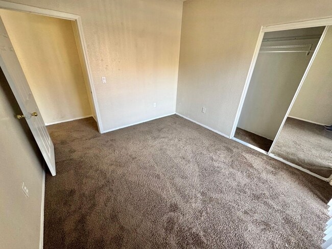 Building Photo - **BEAUTIFUL 3 BEDROOM, 2 BATHROOM DOWNSTAI...