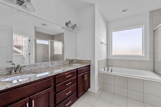 Building Photo - Exquisite 4-bedroom, 2.5-bath home located in the charming city of Chesapeake