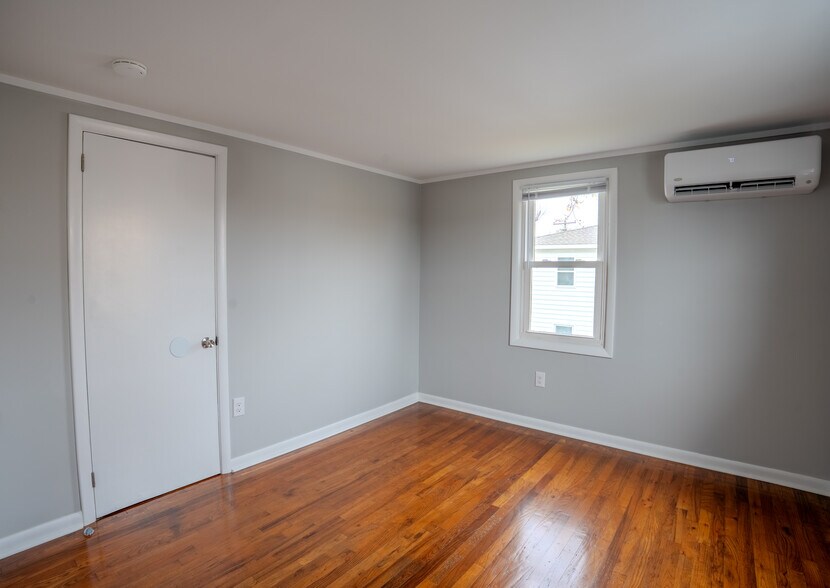 Building Photo - 152 Calvert St