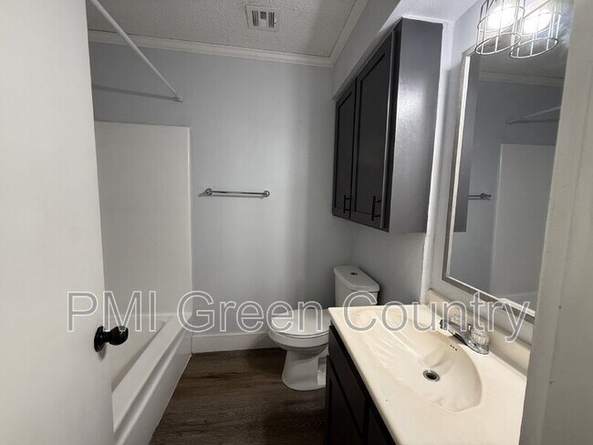 Building Photo - 809 Park St