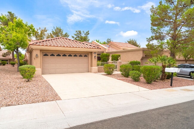 Building Photo - Sun City Summerlin 2 bedroom and 2 bathroom in a  55 and older Neighborhood