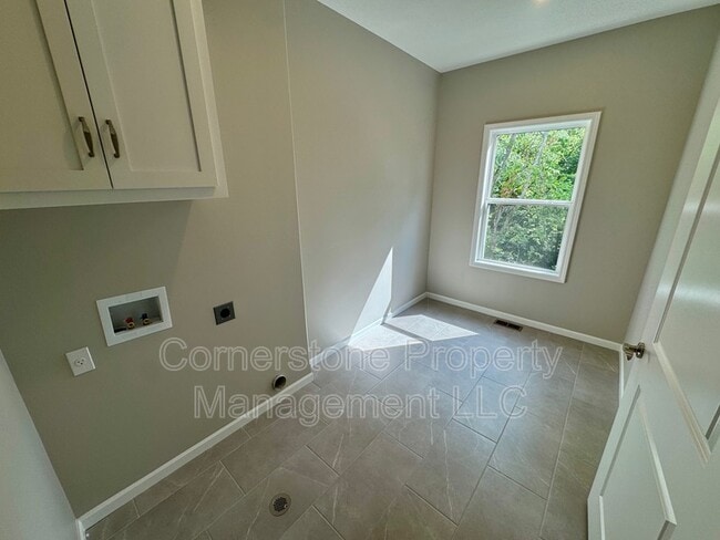Building Photo - 809 Highland Dr