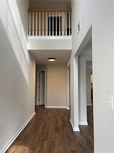 Building Photo - 160 Village Trce