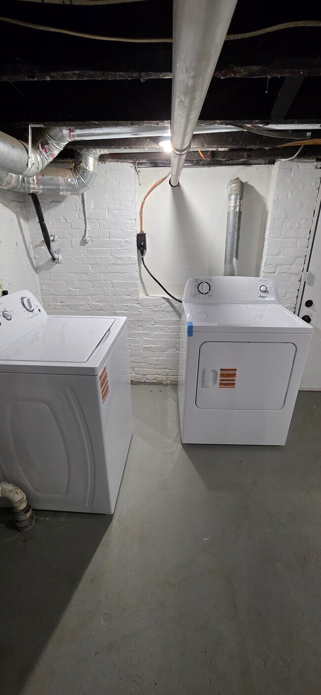 Building Photo - 700 N Streeper St