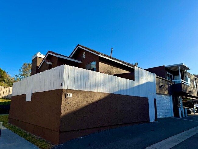 Building Photo - 101 Avenida Las Brisas