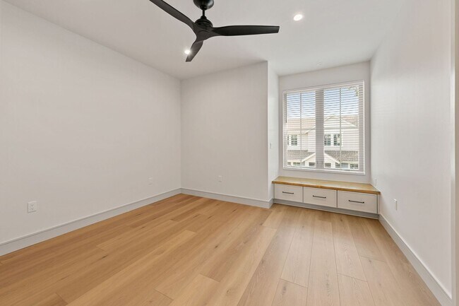 Building Photo - 917 E 37th St