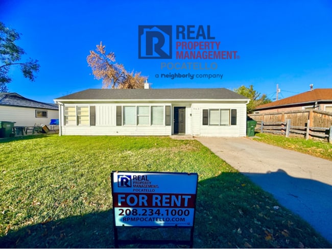 Primary Photo - 5 bed 1.5 bath house - Pet Friendly