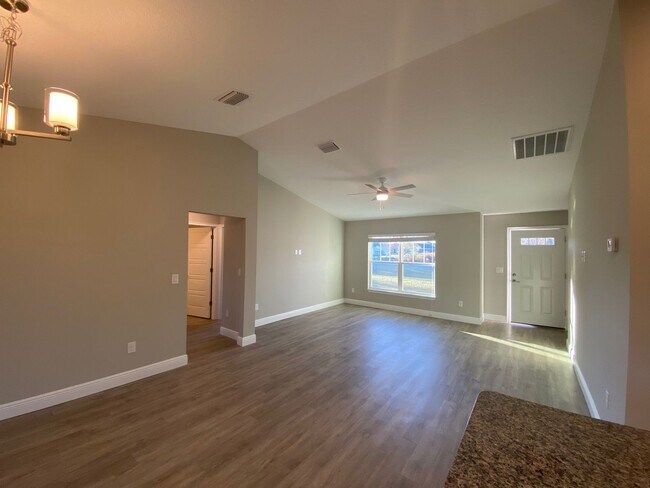 Building Photo - Available December 15th.....Custom Home - Desirable SE Ocala Neighborhood 3/2/2 **WON'T LAST**