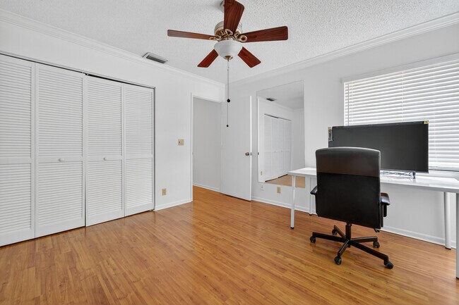 Building Photo - 6070 Sunny Manor Ct