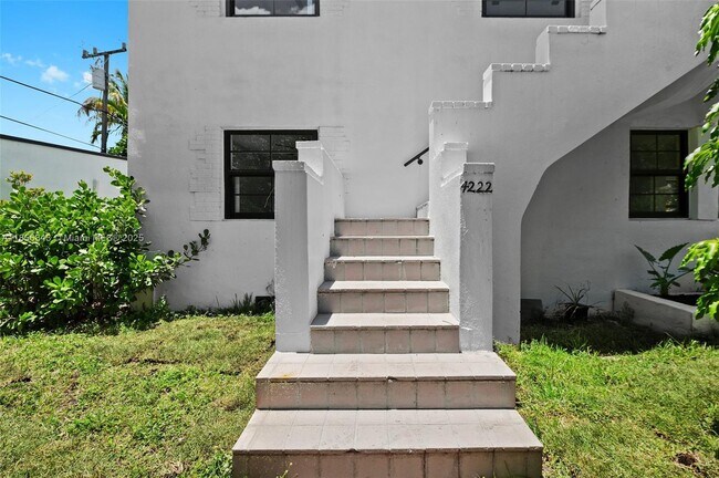 Building Photo - 4222 NE 1st Ave