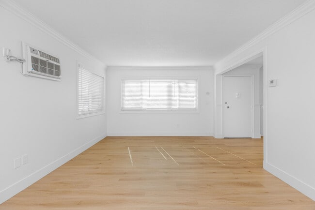 Building Photo - 524 W 2nd St