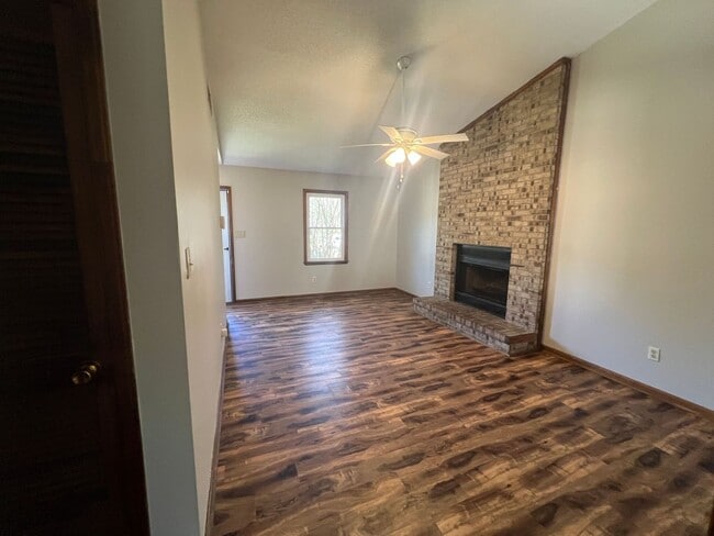 Building Photo - 109 Hickory Grove Dr