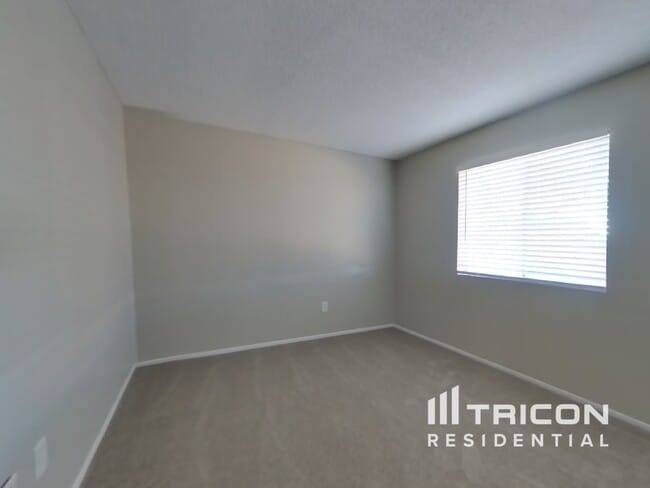 Building Photo - 4801 W Larkspur Dr