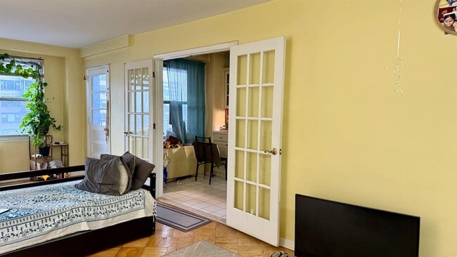 Building Photo - 225 St Pauls Ave