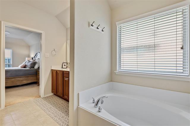 Building Photo - 3104 Oakcrest Dr