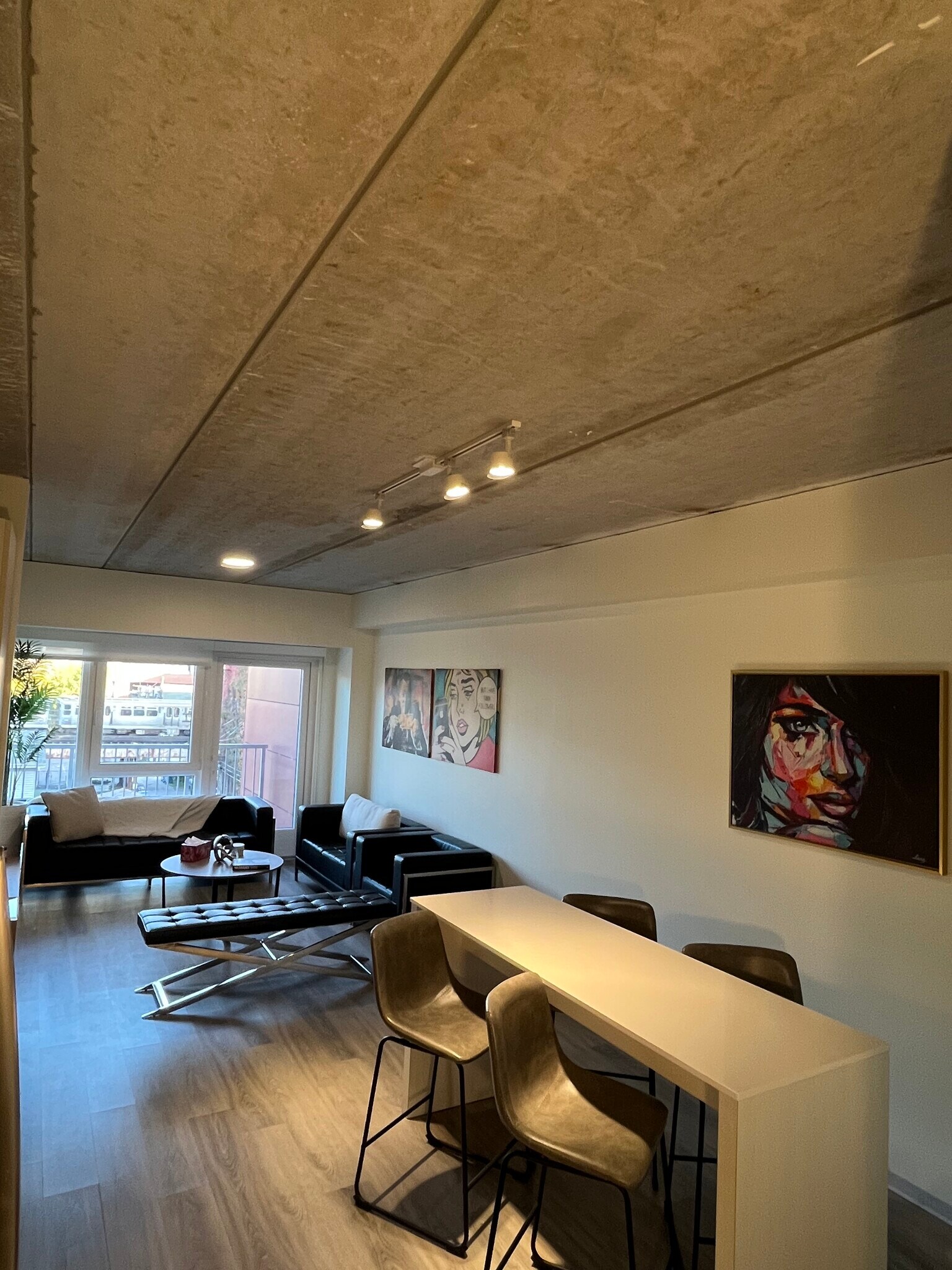 Building Photo - 334 W Schiller St