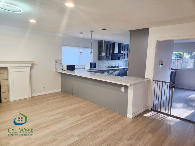 Building Photo - 7521 Santa Barbara Dr