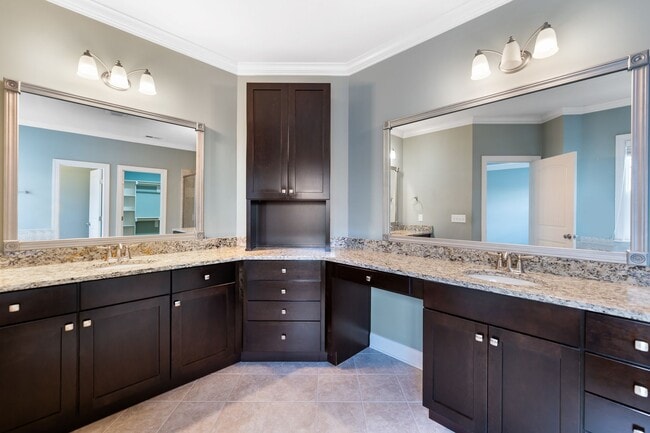 Building Photo - Available Early April! Gorgeous Updated 5-Bedroom, 5-Ba in the Desirable Amberly Community!