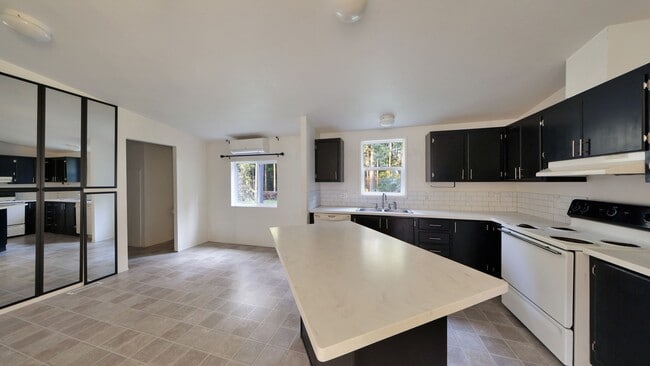 Building Photo - 3 Bed 2 Bath - Pet Friendly - NAS Whidbey