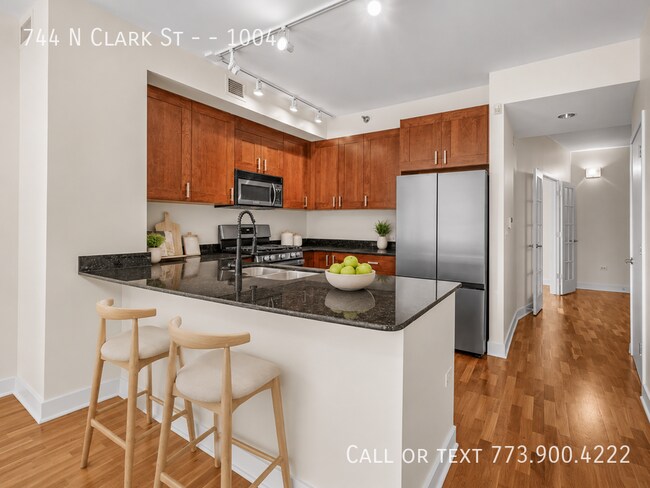 Building Photo - 744 N Clark St