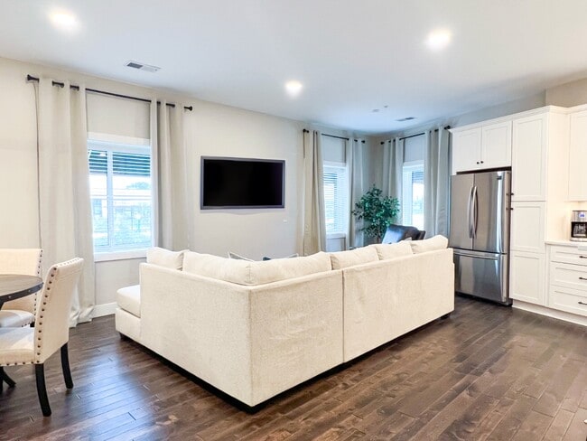 Building Photo - 63 7th Ave S