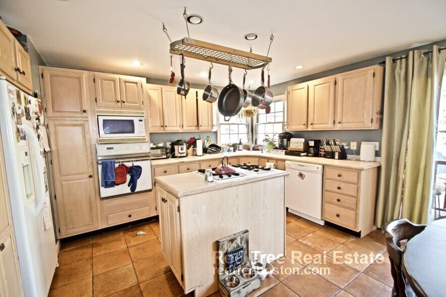 Building Photo - 45 Donnybrook Rd