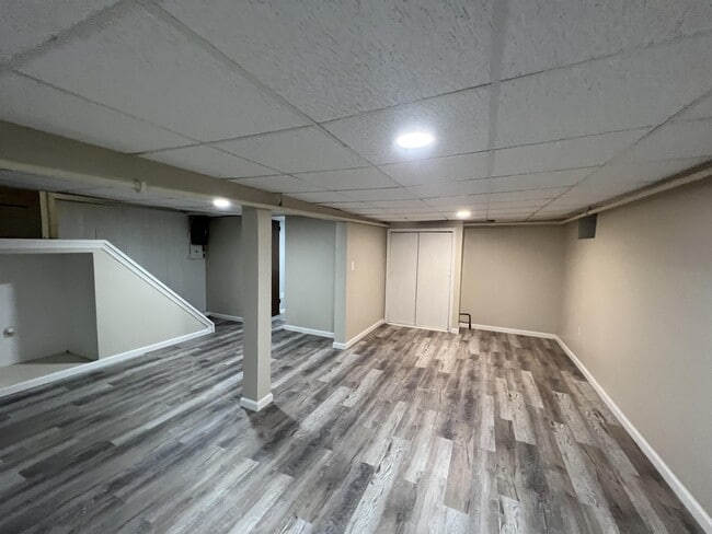 Building Photo - 519 School St