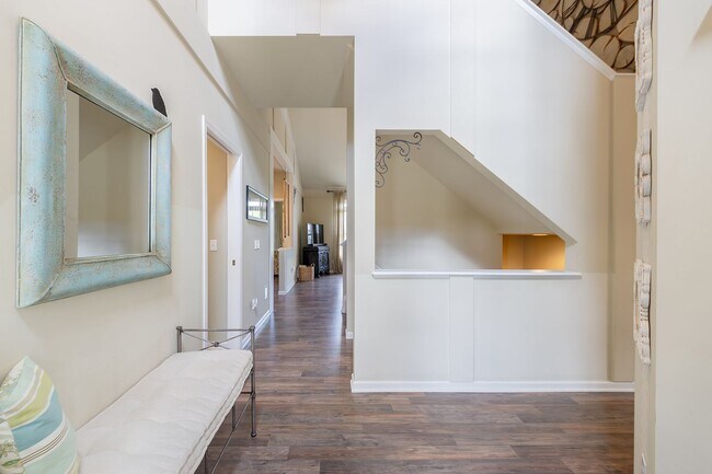 Building Photo - Fully Furnished Executive Condo