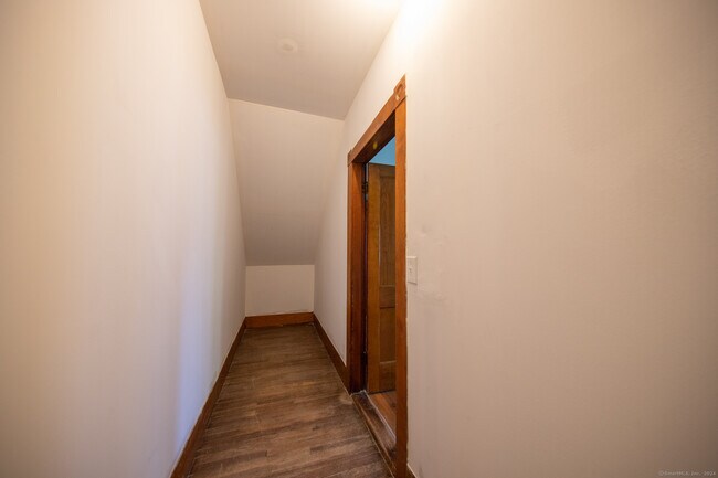 Building Photo - 32 Linnell St