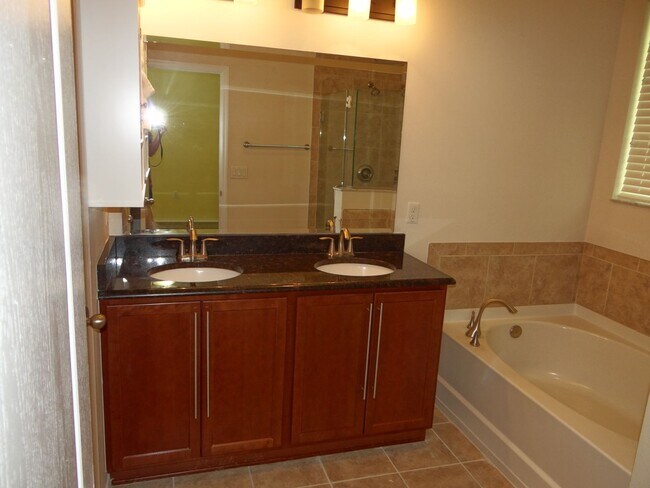 Building Photo - Spacious 4/2/2 home in south St Petersburg