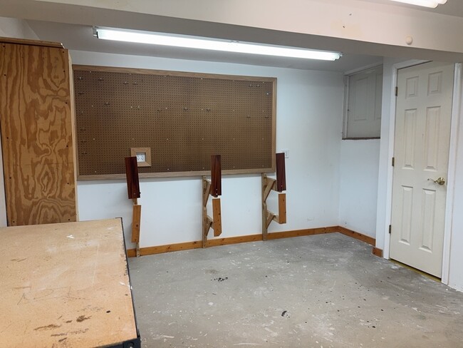 Building Photo - 552 Fairfax Ln