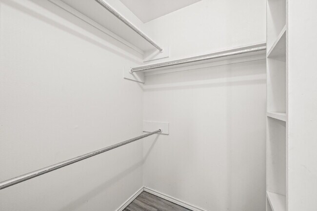 Building Photo - Spacious 3-Bed, 3-Bath Duplex – Awaits!