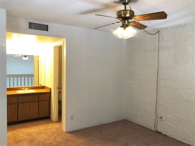 Building Photo - Loft Style Townhome