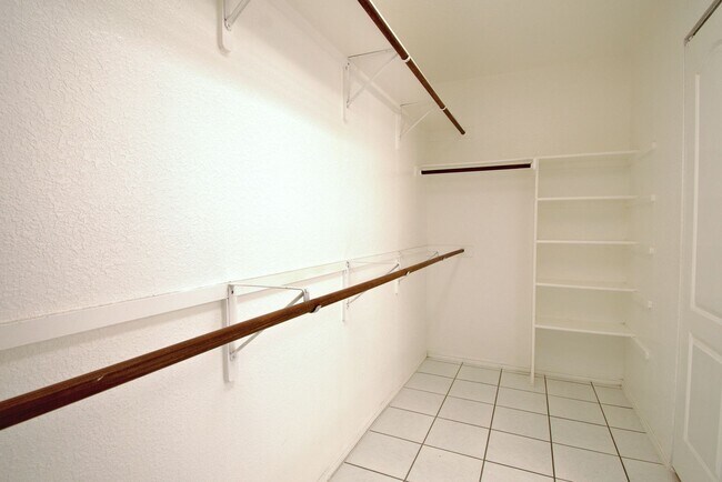 Building Photo - Well Maintained 3/2/2 on Corner Lot