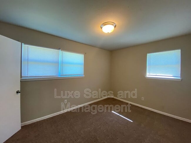 Building Photo - 406 W Douglas Dr
