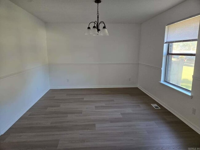 Building Photo - 3 Forest Maple Ct