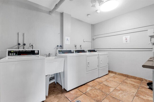 Building Photo - 1690 NE 191st St