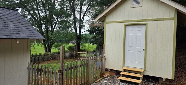 Building Photo - Cute 2 bedroom/ 1.5 bath single family home for rent in a quiet country setting but minutes from ...