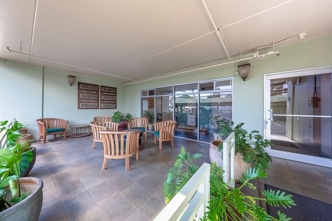 Building Photo - Lovely Renovated 2 Bedroom Condo