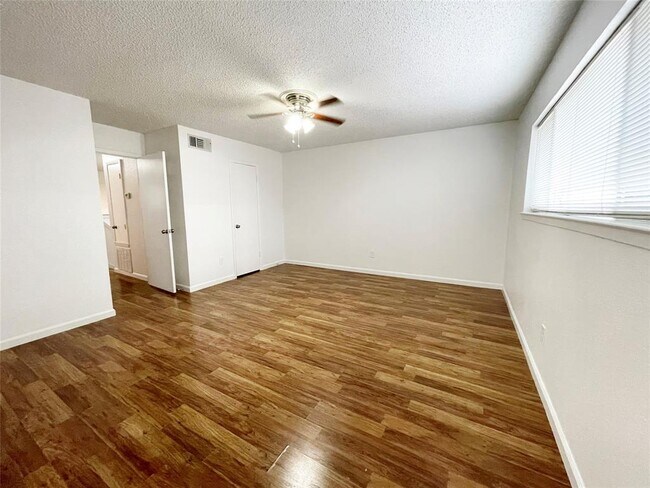 Building Photo - 13897 Hollowgreen Dr