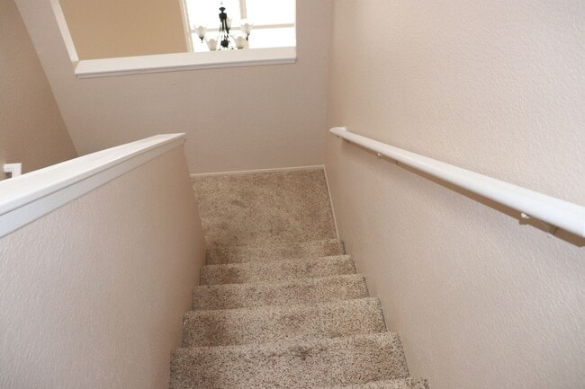 Building Photo - Spacious ALPINE 3 Bedroom 2.5 Bath 2 Story on a Cul De Sac