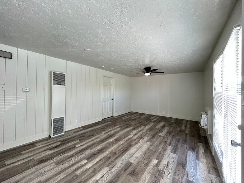 Building Photo - 951 N Redwood Rd