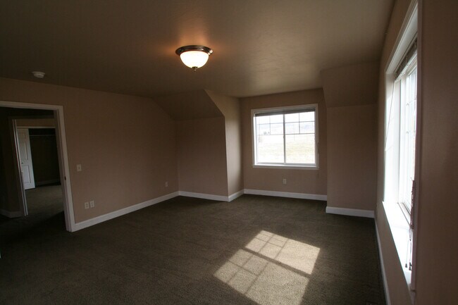 Building Photo - Matheson Way Townhouse