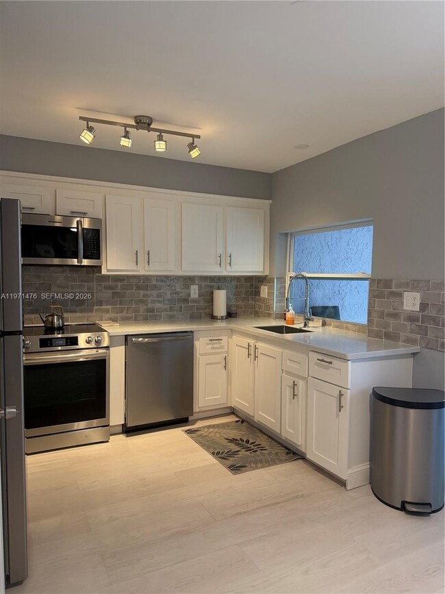 Building Photo - 5270 NE 6th Ave