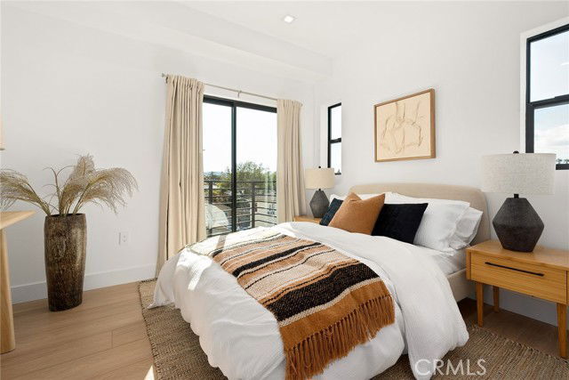 Building Photo - 11028 Oxnard St