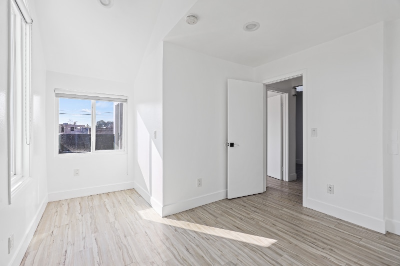 Building Photo - 850 N Van Ness Ave