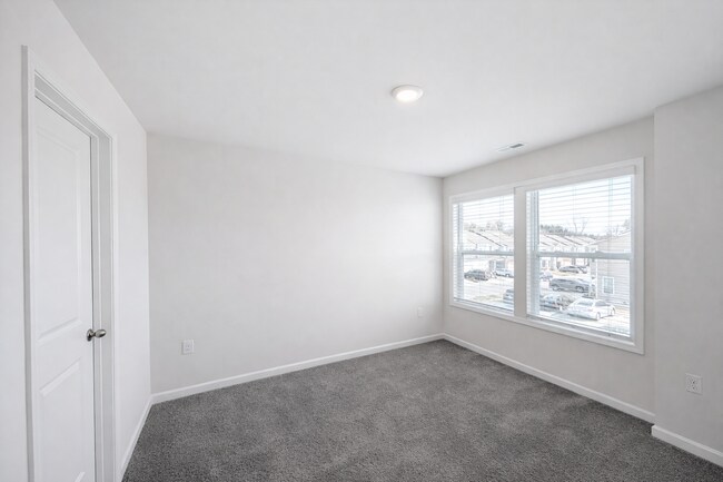 Building Photo - Hendersonville Townhouse